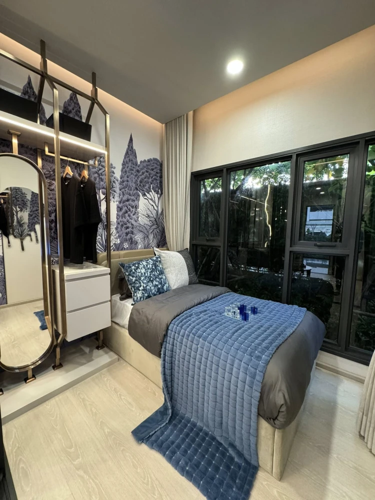 Selling down payment for LIFE Charoennakhon-Sathorn. Spacious room with ample usable space, great location, beautiful unblocked view. Book now!