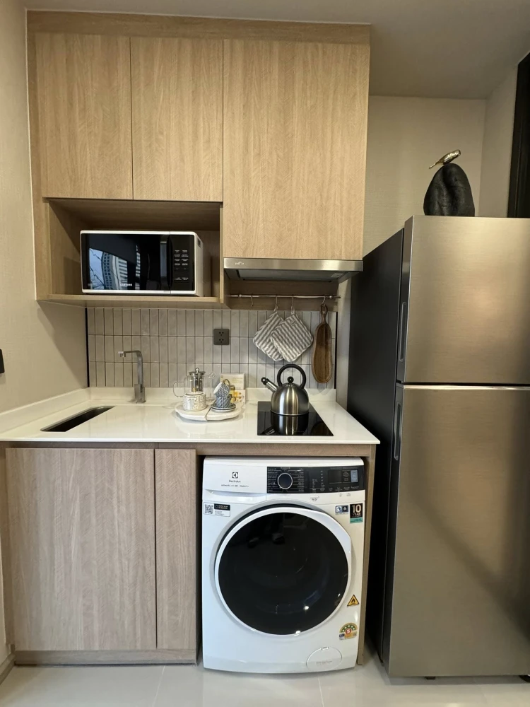 Selling down payment for LIFE Charoennakhon-Sathorn. Spacious room with ample usable space, great location, beautiful unblocked view. Book now!