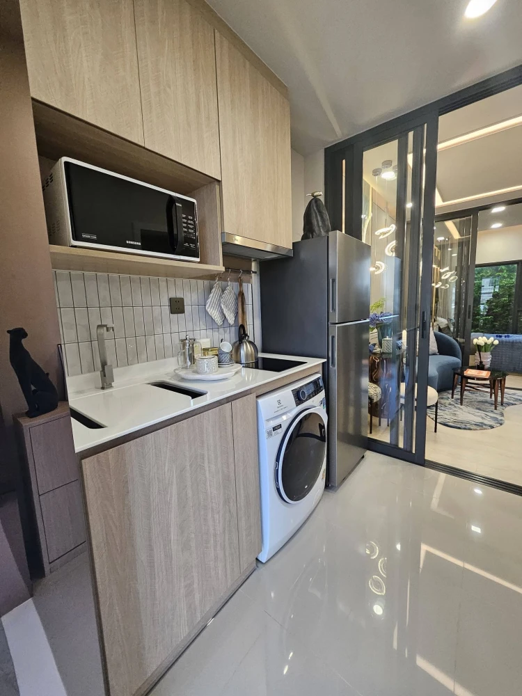 Selling down payment for Life Charoen Nakhon-Sathorn, 1 Bedroom Plus unit with high-floor view of Iconsiam. Book now!