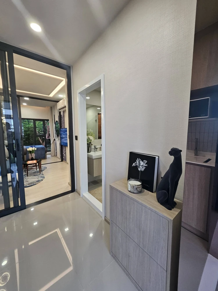 Selling down payment for Life Charoen Nakhon-Sathorn, 1 Bedroom Plus unit with high-floor view of Iconsiam. Book now!
