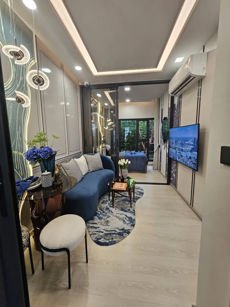 Selling down payment for Life Charoen Nakhon-Sathorn, 1 Bedroom Plus unit with high-floor view of Iconsiam. Book now!