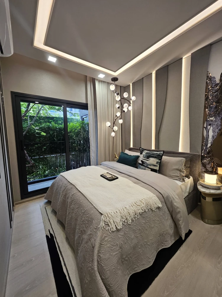 Selling down payment for Life Charoen Nakhon-Sathorn, 1 Bedroom Plus unit with high-floor view of Iconsiam. Book now!