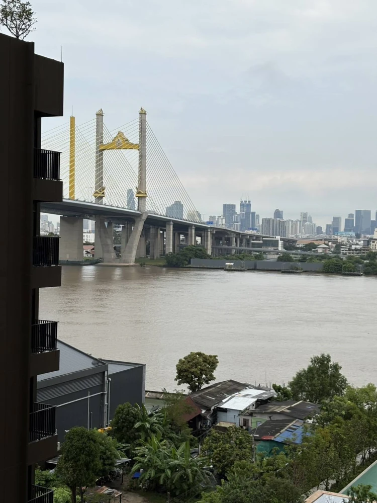 Selling down payment on Nue Riverest Ratburana. It's a corner unit. Each floor has only one largest room. Pet friendly. Animal lovers, don't miss it.