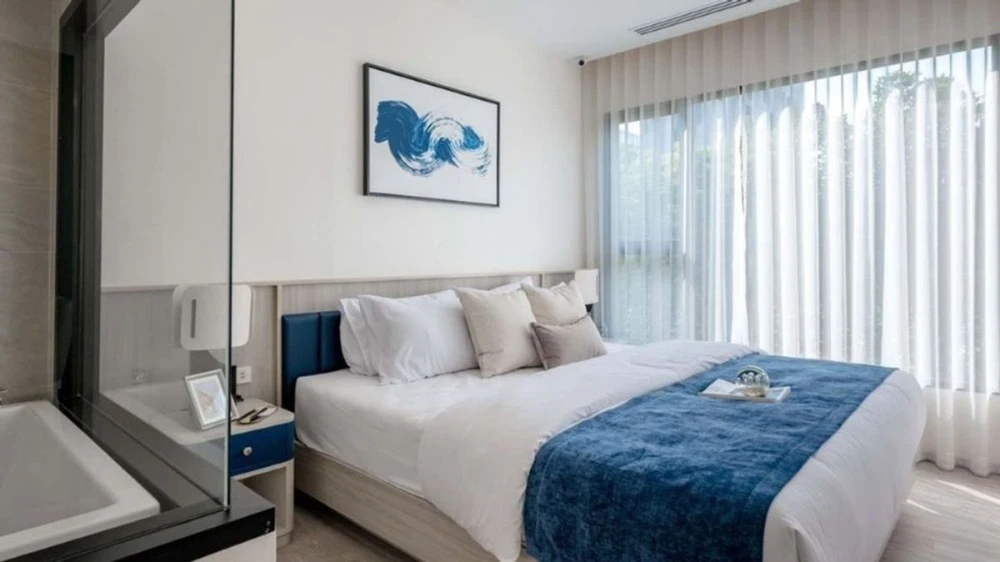 Down payment for sale at Origin Place Bangna, only one side is attached to a neighbor's room, very private, interested, reserve now.