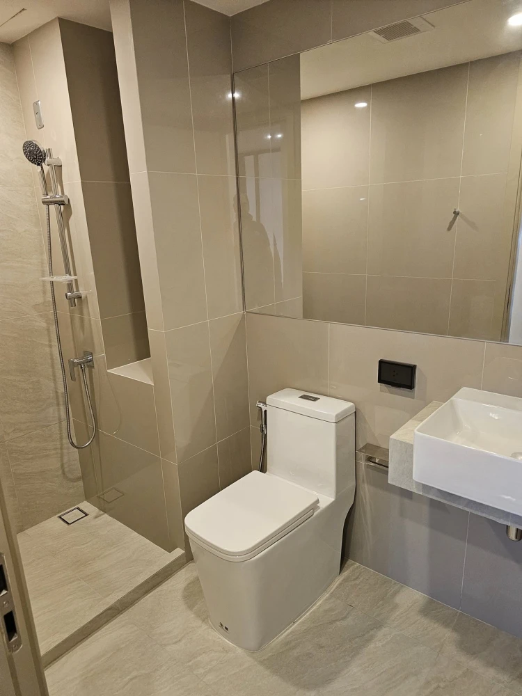 Selling a pre-sale unit at Origin Place Bangna. A lovely unit on the 8th floor, in a great location, and fully furnished. Book now!