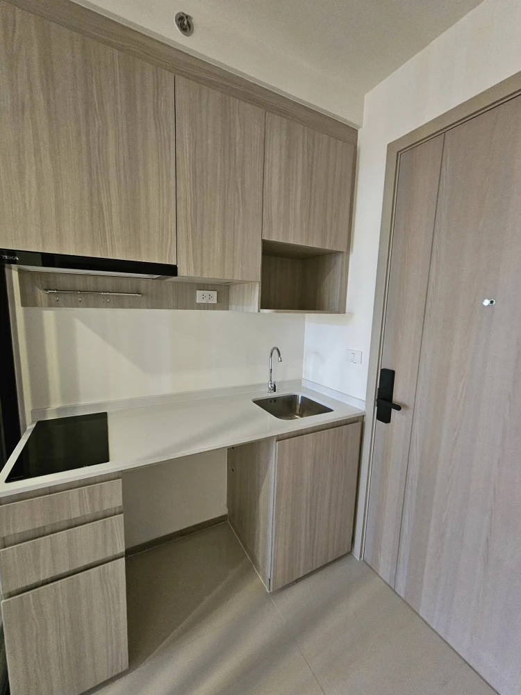 Selling a pre-sale unit at Origin Place Bangna. A lovely unit on the 8th floor, in a great location, and fully furnished. Book now!