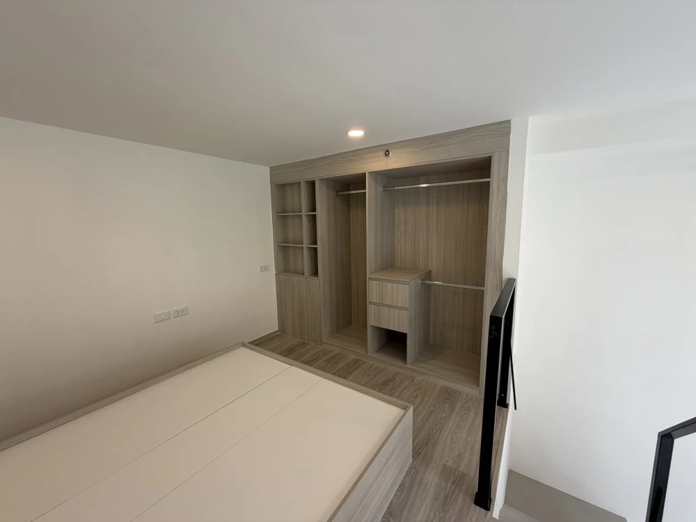 Selling down payment for Origin Place Phetkasem. Nice unit with spacious living area, high ceilings, and pet-friendly. Book now!