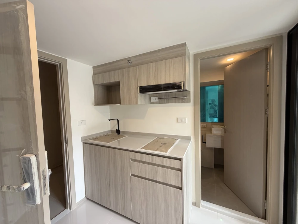 Selling down payment for Origin Place Phetkasem. Nice unit with spacious living area, high ceilings, and pet-friendly. Book now!