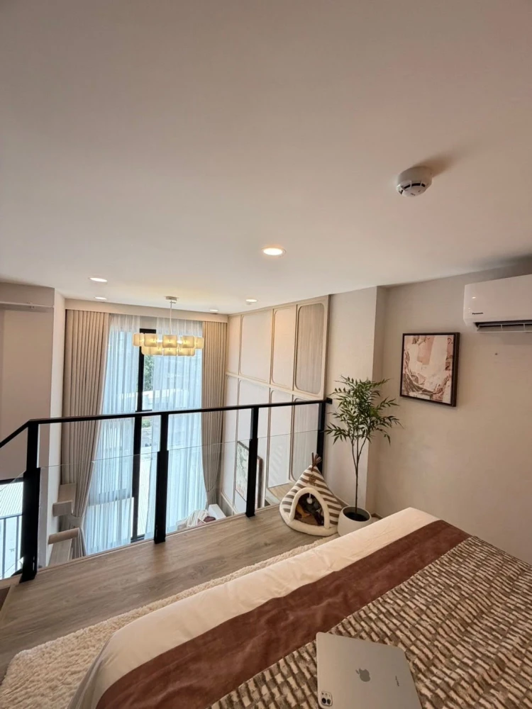 Selling a pre-sale unit at Origin Place Phetkasem. A lovely unit with high ceilings, a great location, and a beautiful view. Don't miss out!