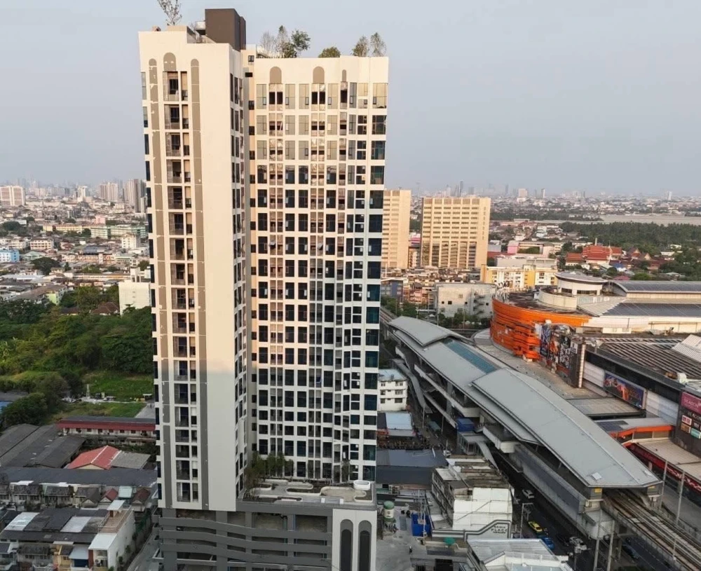 Selling a pre-sale unit at Origin Place Phetkasem. A lovely unit with high ceilings, a great location, and a beautiful view. Don't miss out!