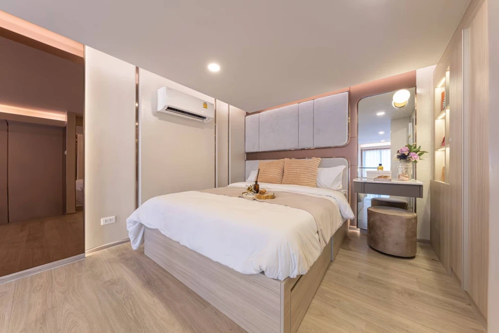 Selling down payment for Origin Place Phetkasem. High ceilings, spacious and airy unit. Good location, not crowded. Book now!