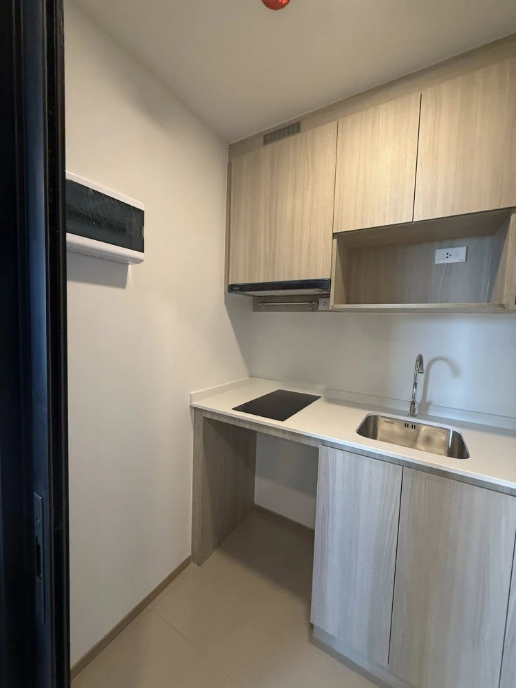 Selling down payment for Origin Play Bangkhunnon Triple Station. Spacious room with ample usable space. Great location, convenient transportation. Boo