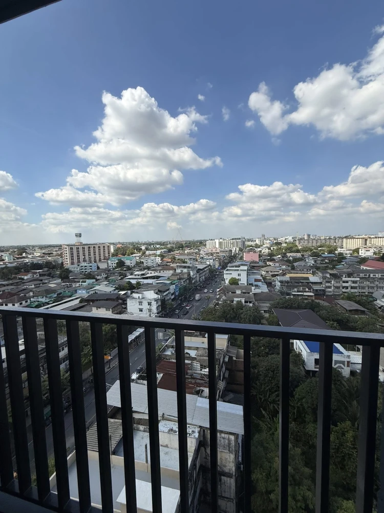 Selling down payment for Origin Play Bangkhunnon Triple Station. Spacious room with ample usable space. Great location, convenient transportation. Boo