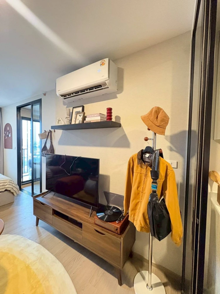 Selling a pre-sale unit at Origin Play Bangkhunnon Triple Station. Nice unit on the 12th floor, great location, convenient transportation. Book now!