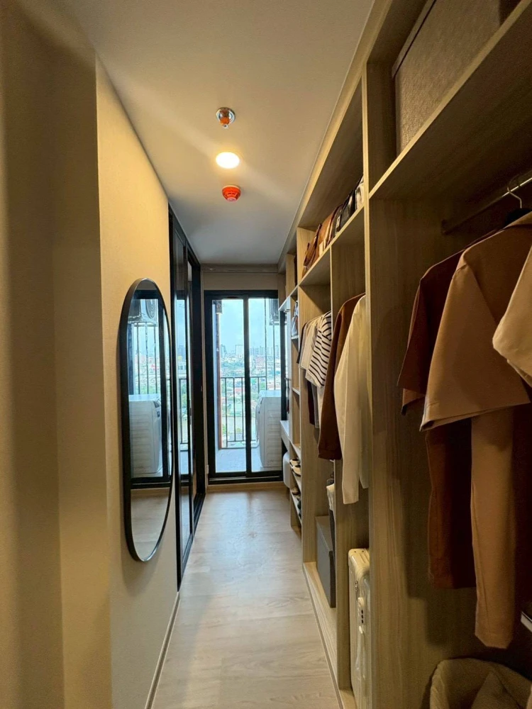 Selling a pre-sale unit at Origin Play Bangkhunnon Triple Station. Nice unit on the 12th floor, great location, convenient transportation. Book now!
