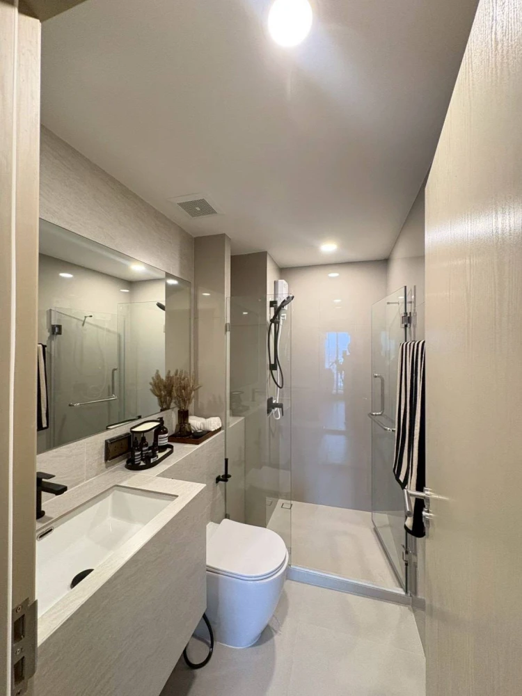 Selling a pre-sale unit at Origin Play Bangkhunnon Triple Station. Nice unit on the 12th floor, great location, convenient transportation. Book now!