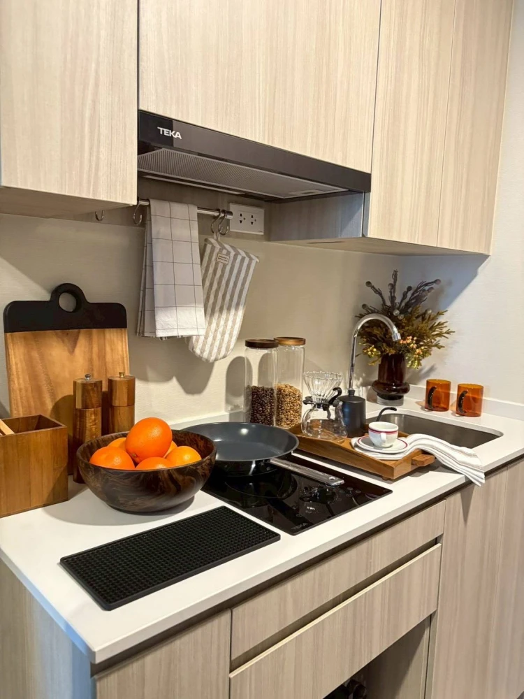 Selling a pre-sale unit at Origin Play Bangkhunnon Triple Station. Nice unit on the 12th floor, great location, convenient transportation. Book now!