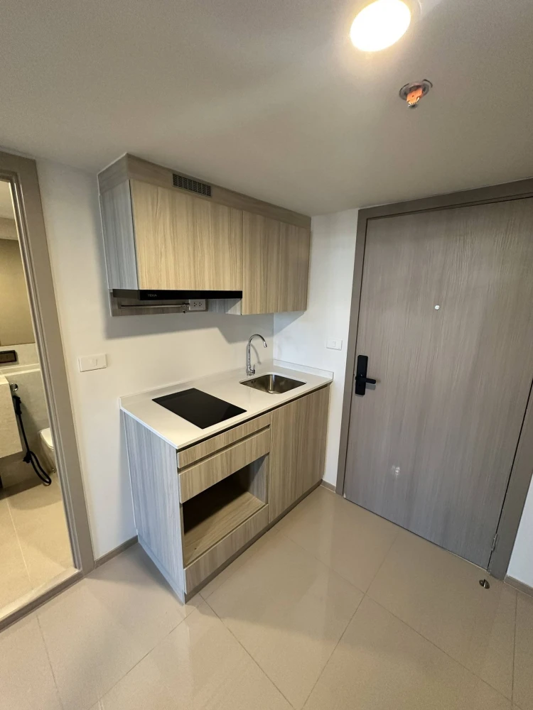 Selling down payment for Origin Play Bangkhunnon Triple Station unit. Nice room, great location, high ceilings. Book now!