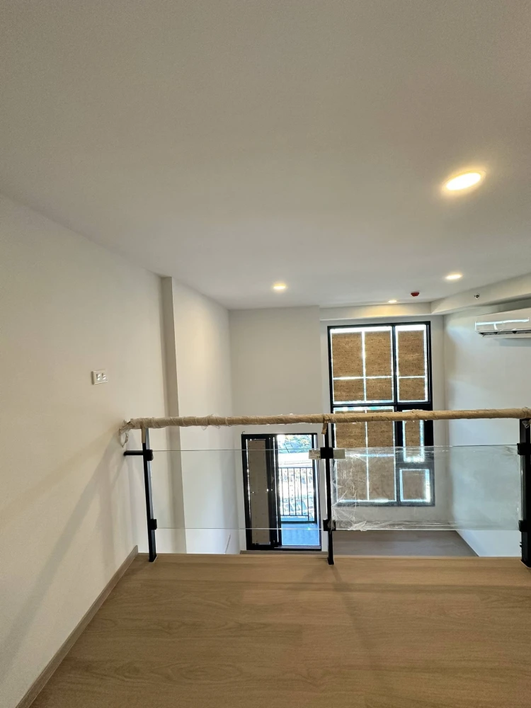 Selling down payment for Origin Play Bangkhunnon Triple Station unit. Nice room, great location, high ceilings. Book now!