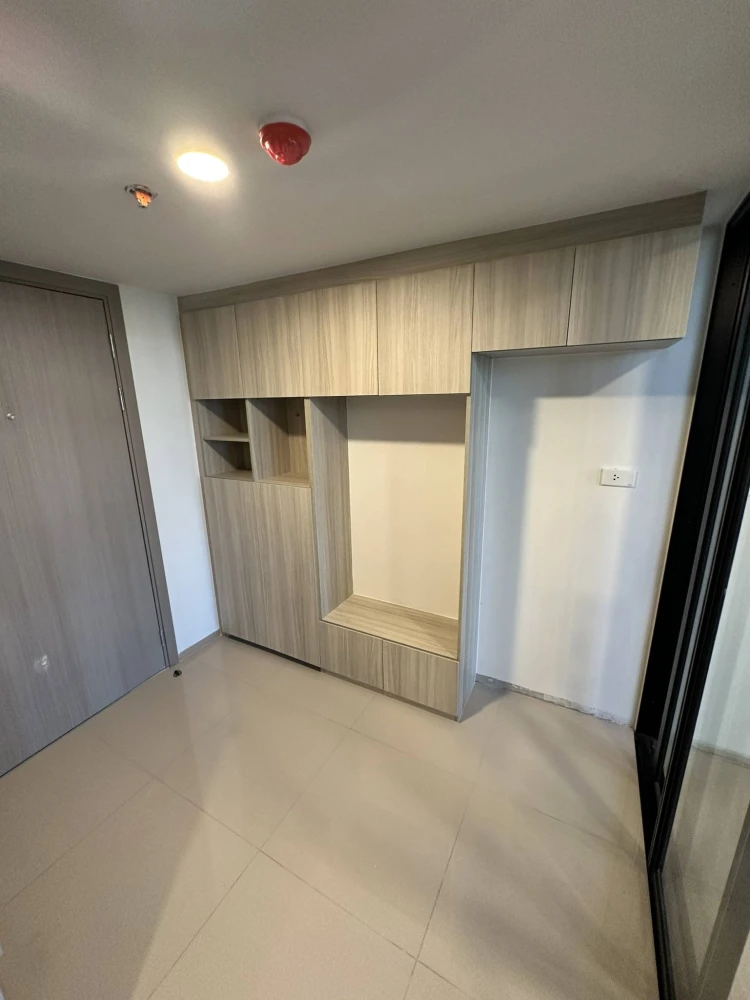 Selling down payment for Origin Play Bangkhunnon Triple Station unit. Nice room, great location, high ceilings. Book now!