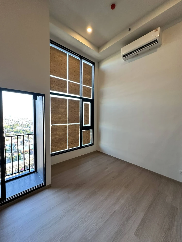 Selling down payment for Origin Play Bangkhunnon Triple Station unit. Nice room, great location, high ceilings. Book now!