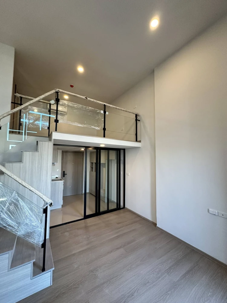 Selling down payment for Origin Play Bangkhunnon Triple Station unit. Nice room, great location, high ceilings. Book now!