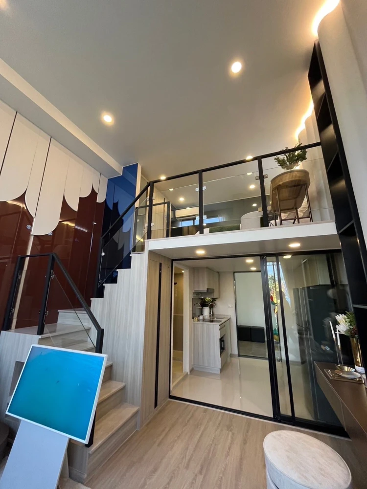 Selling down payment for Origin Play Bangkhunnon Triple Station, unfurnished unit, high ceilings, spacious and airy, beautiful view. Book now!