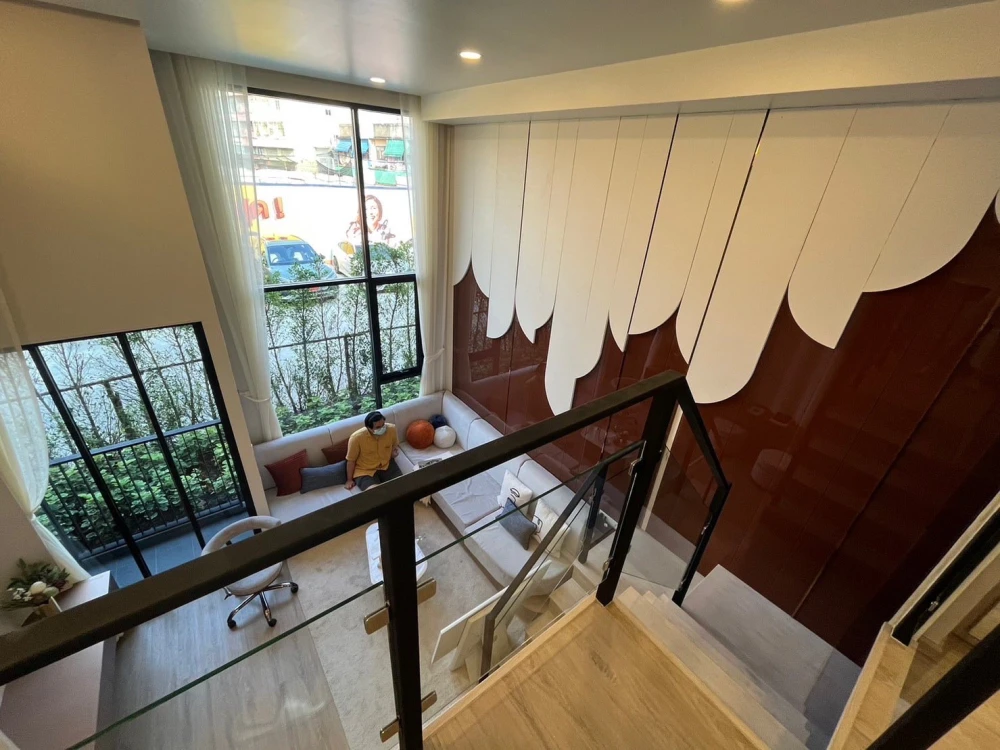 Selling down payment for Origin Play Bangkhunnon Triple Station, unfurnished unit, high ceilings, spacious and airy, beautiful view. Book now!