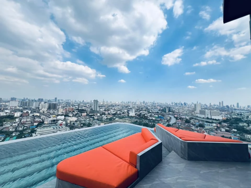 Selling down payment for ORIGIN PLAY BANGKHUNNON, unit on the 20th floor in a prime location. You definitely need to book this!