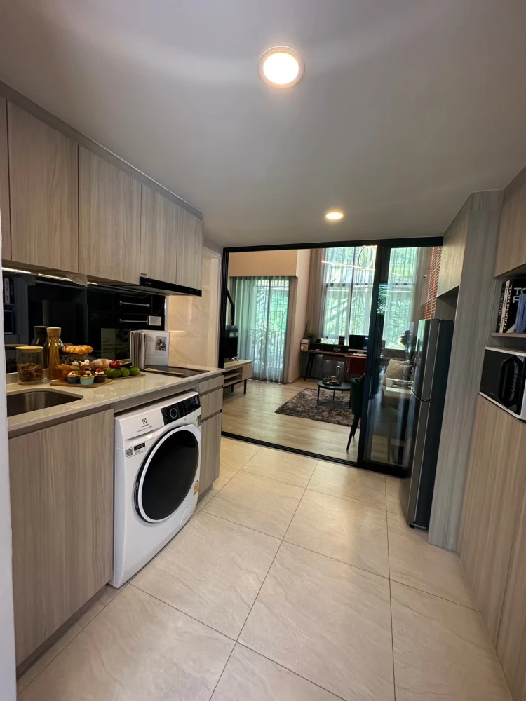 Selling down payment Origin Plug & Play Srinakarin, high ceiling room, airy and spacious, good location, great common area, don't miss it.