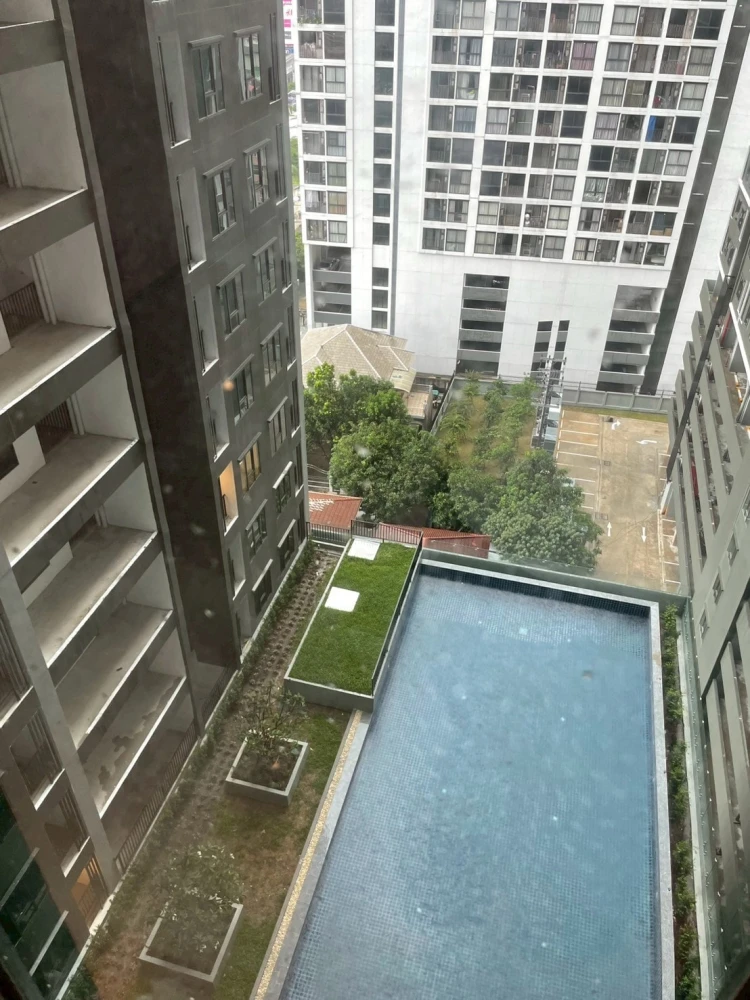 Selling down payment Regent Home Wutthakat 14th floor, swimming pool view, very attractive price, come and own it today.