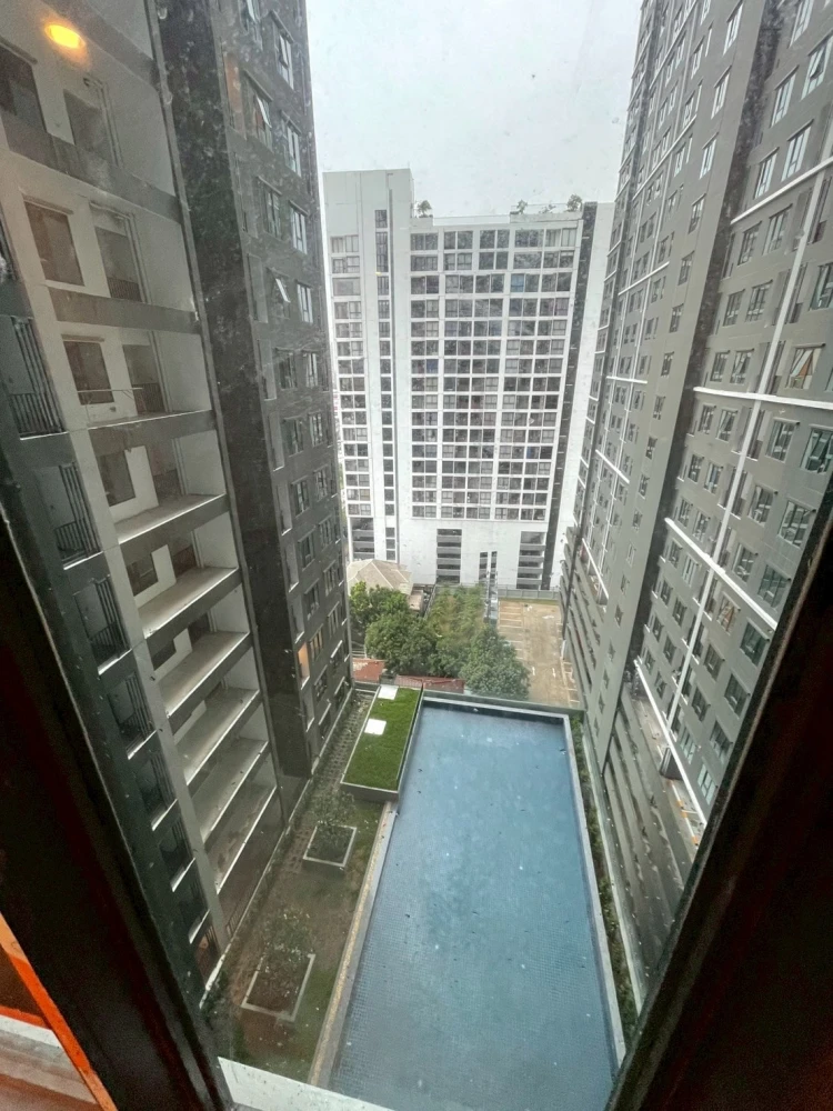 Selling down payment Regent Home Wutthakat 14th floor, swimming pool view, very attractive price, come and own it today.