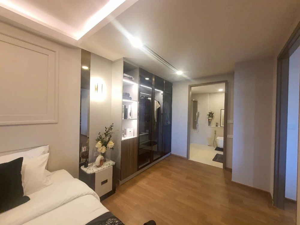 Selling a So Origin Siriraj 1 Bedroom Plus unit on the 11th floor. High floor with stunning views at an affordable price. Own it today!