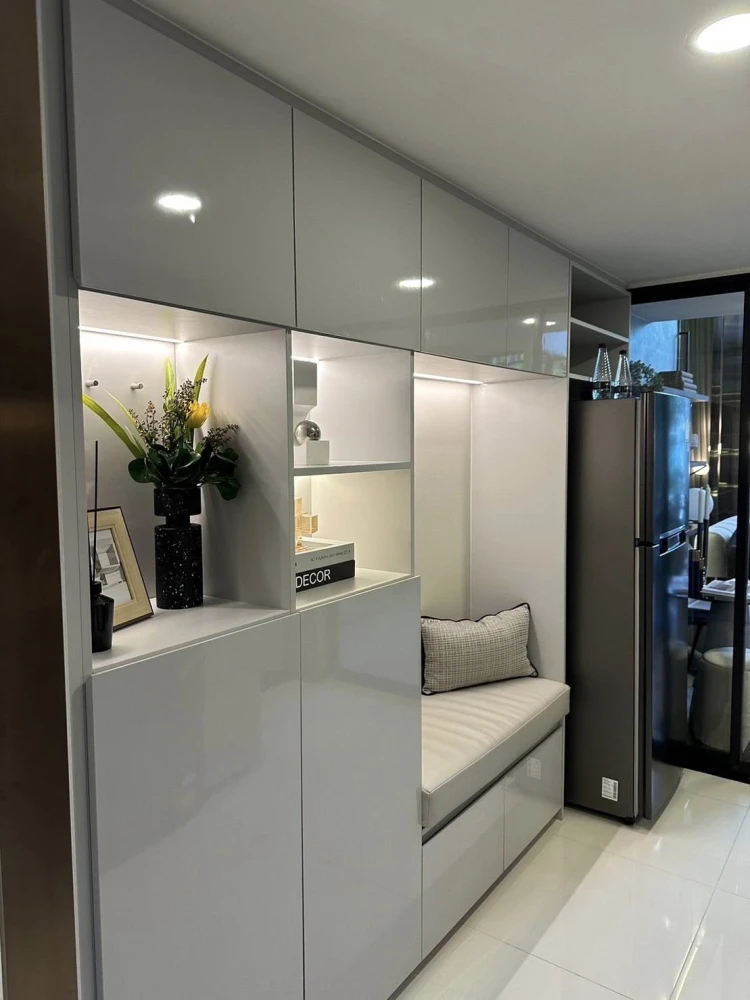 Selling a SO Origin Siriraj 1-bedroom, 1-bathroom unit. High ceilings, spacious and airy. Fully furnished with complete amenities. Book now!