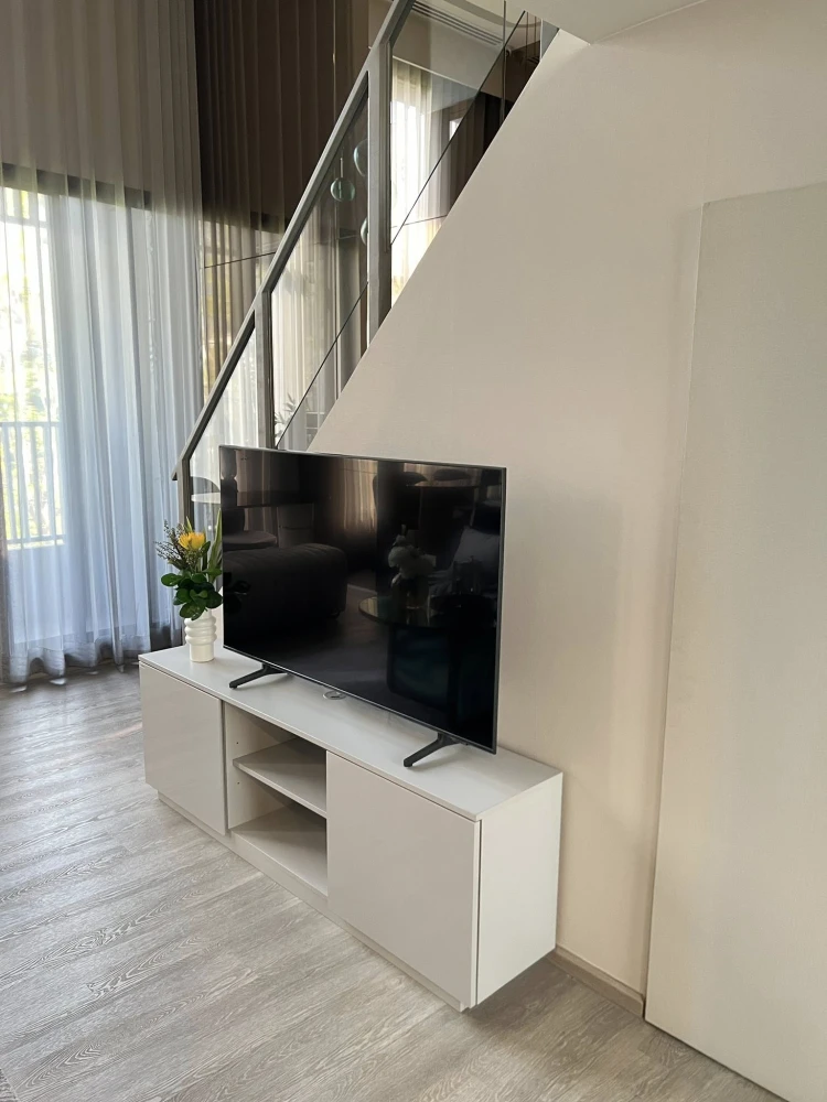 Selling a SO Origin Siriraj 1-bedroom, 1-bathroom unit. High ceilings, spacious and airy. Fully furnished with complete amenities. Book now!