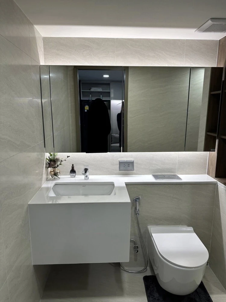 Selling a SO Origin Siriraj 1-bedroom, 1-bathroom unit. High ceilings, spacious and airy. Fully furnished with complete amenities. Book now!