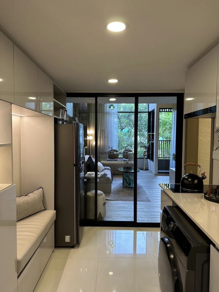 Selling a SO Origin Siriraj 1-bedroom, 1-bathroom unit. High ceilings, spacious and airy. Fully furnished with complete amenities. Book now!