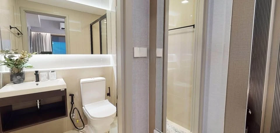 For sale, Quintara Maiden Phonimit, very high floor, 25th floor, room with a view of the Chao Phraya River, great breeze. Book now and you won't be di