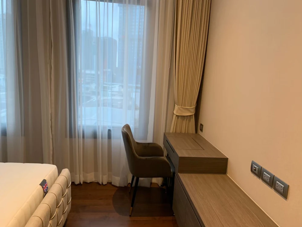 Condo sales down, The Diplomat 39, convenient transportation, near the BTS, in the middle of Sukhumvit, can't miss it !!