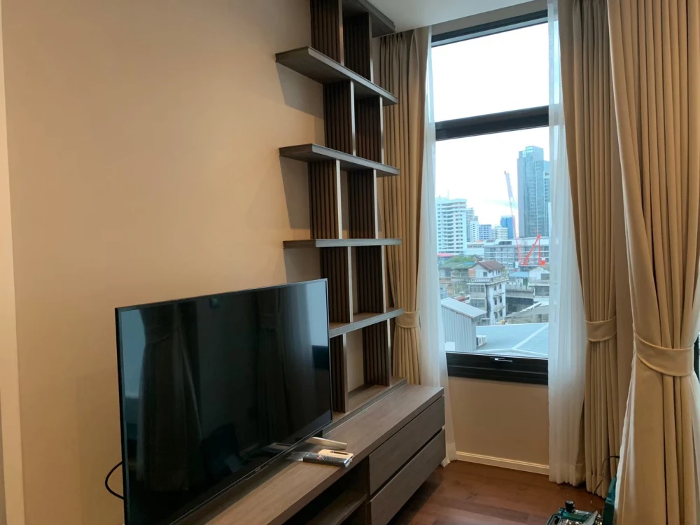 Condo sales down, The Diplomat 39, convenient transportation, near the BTS, in the middle of Sukhumvit, can't miss it !!