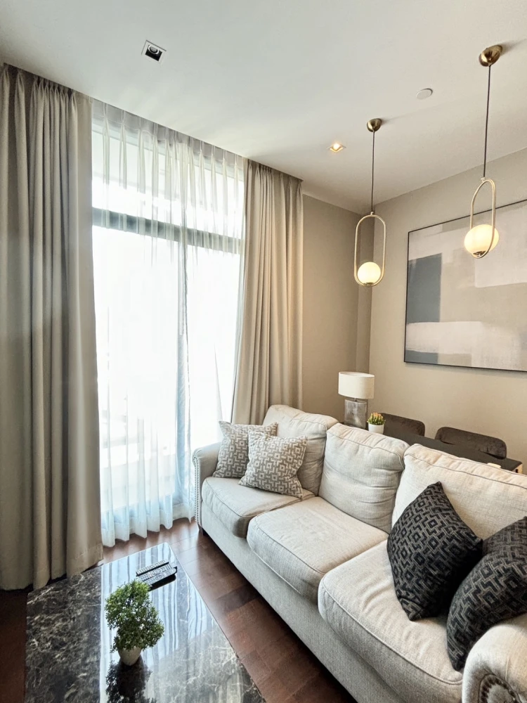 Condo sales down, The Diplomat 39, convenient transportation, near the BTS, in the middle of Sukhumvit, can't miss it !!