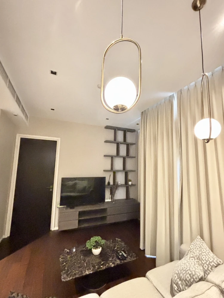 Condo sales down, The Diplomat 39, convenient transportation, near the BTS, in the middle of Sukhumvit, can't miss it !!