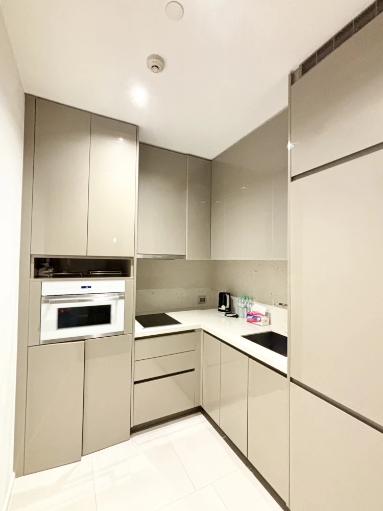 Condo sales down, The Diplomat 39, convenient transportation, near the BTS, in the middle of Sukhumvit, can't miss it !!
