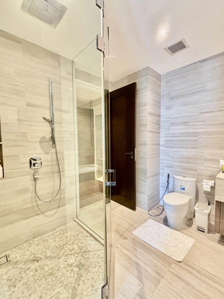 Condo sales down, The Diplomat 39, convenient transportation, near the BTS, in the middle of Sukhumvit, can't miss it !!