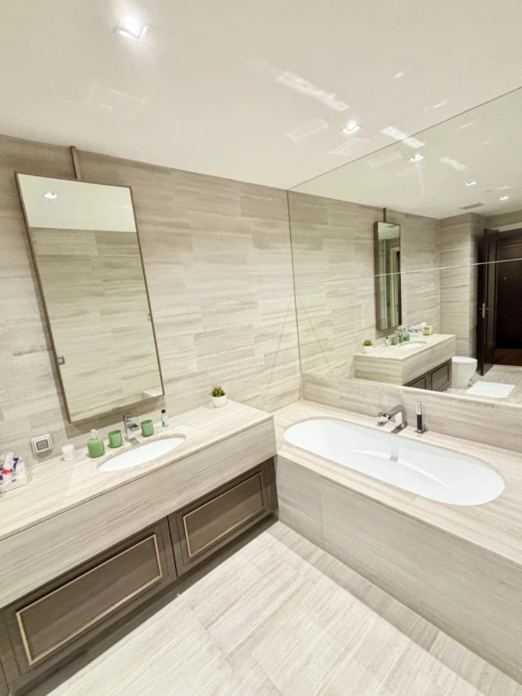 Condo sales down, The Diplomat 39, convenient transportation, near the BTS, in the middle of Sukhumvit, can't miss it !!
