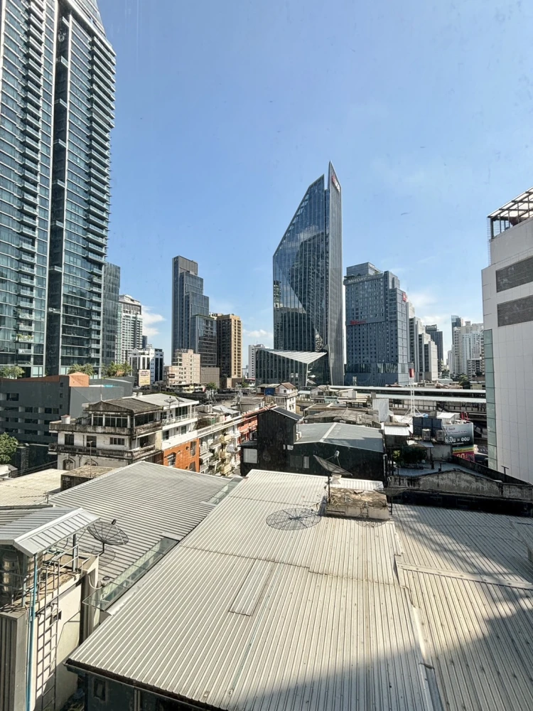 Condo sales down, The Diplomat 39, convenient transportation, near the BTS, in the middle of Sukhumvit, can't miss it !!
