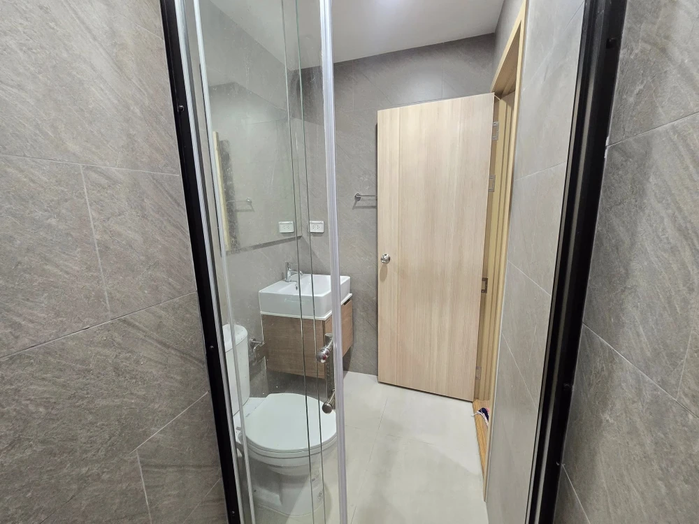 Condo for sale, ready to move in, The Livin Phetkasem, large and spacious room, 12th floor, Building B, beautiful view, good ventilation, come and res