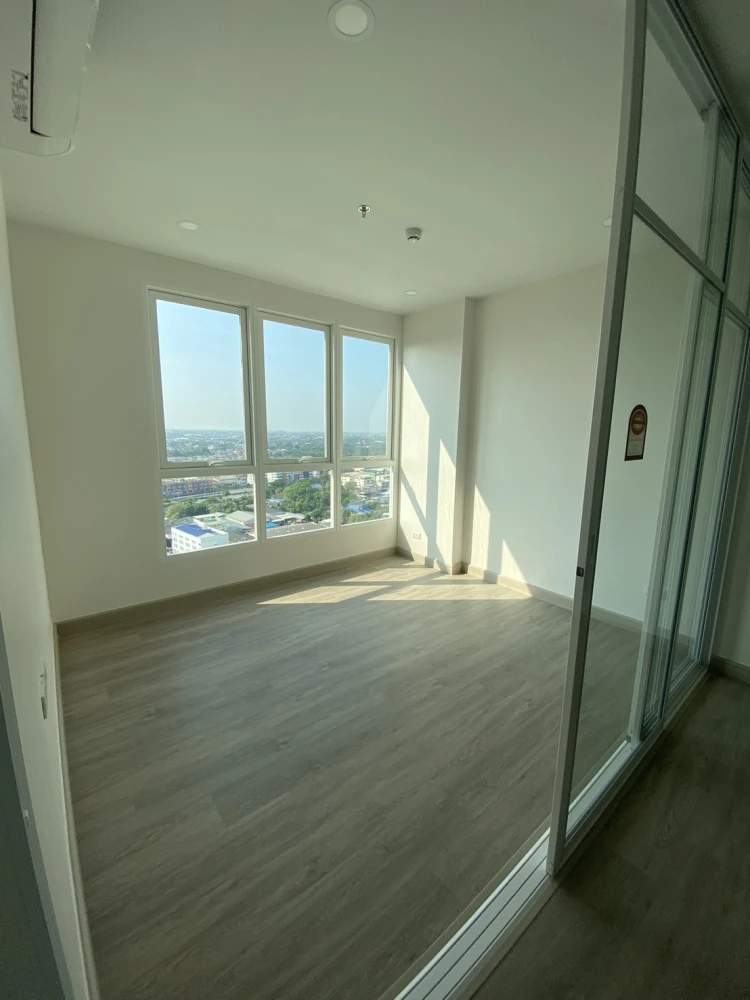 Down payment sale, Supalai Loft, Phasi Charoen Station, spacious room, 2.7 m. high ceiling, airy and comfortable, interested, book now.