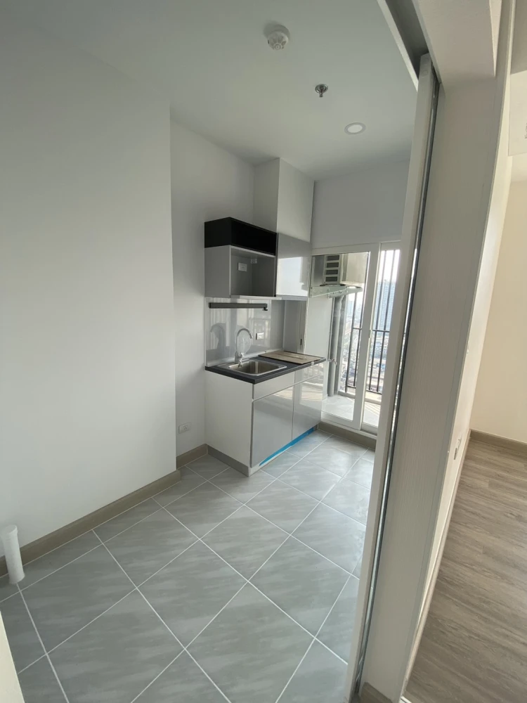Down payment sale, Supalai Loft, Phasi Charoen Station, spacious room, 2.7 m. high ceiling, airy and comfortable, interested, book now.