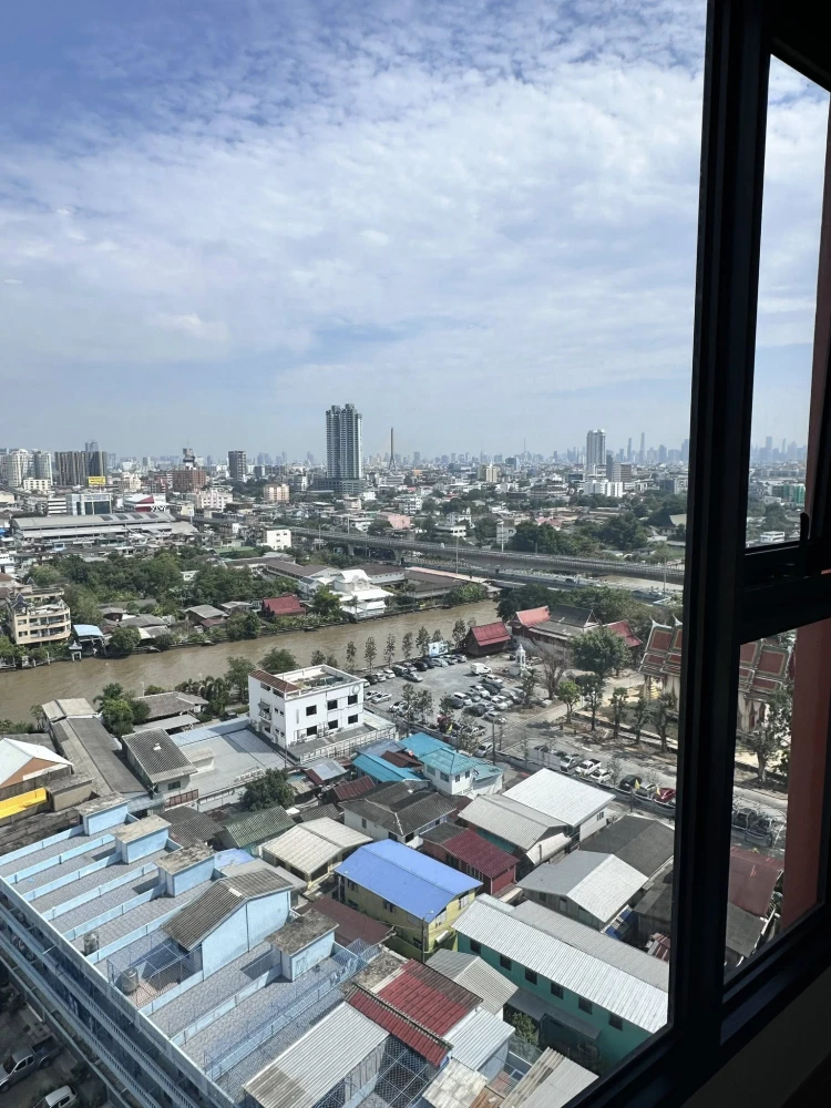 Selling a condo at Origin Play Bang Khun Non Triple Station. Beautiful view, overlooking Bangkok Noi Canal and Rama VIII Bridge. North facing, not exp